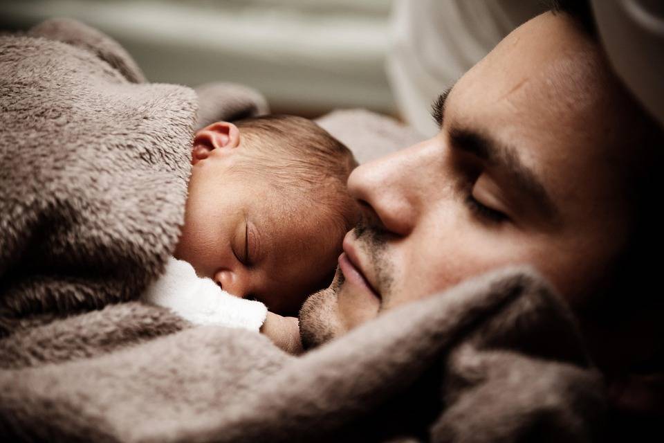 padre con su bebé
