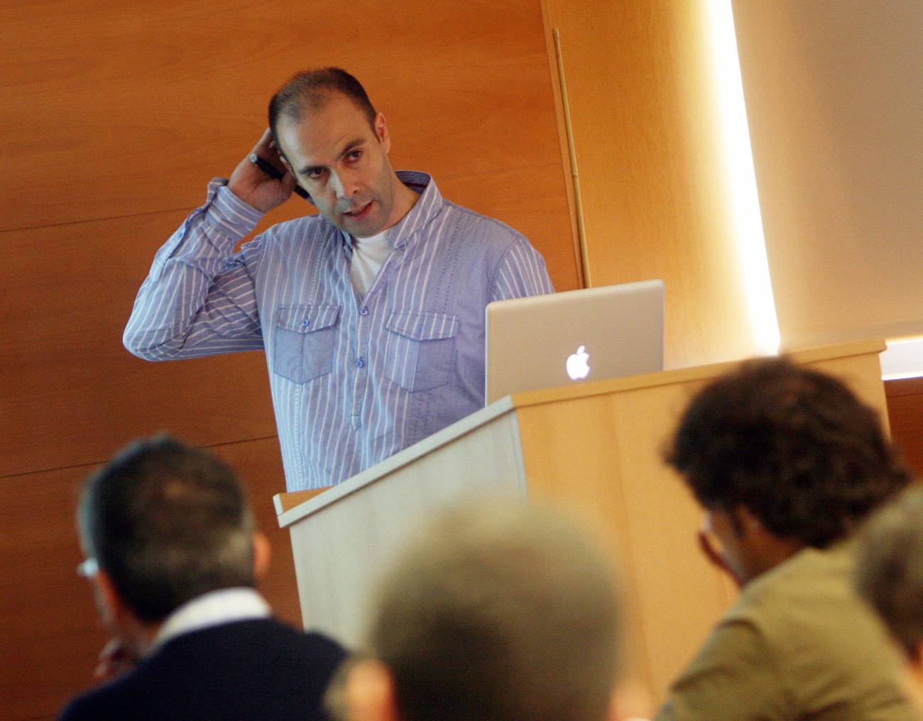 Iñaki Iturbe-Ormaetxe durante la conferencia