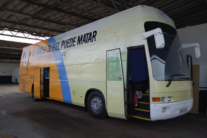 Un autobús recorre España para  diagnosticar gratis el cáncer de piel