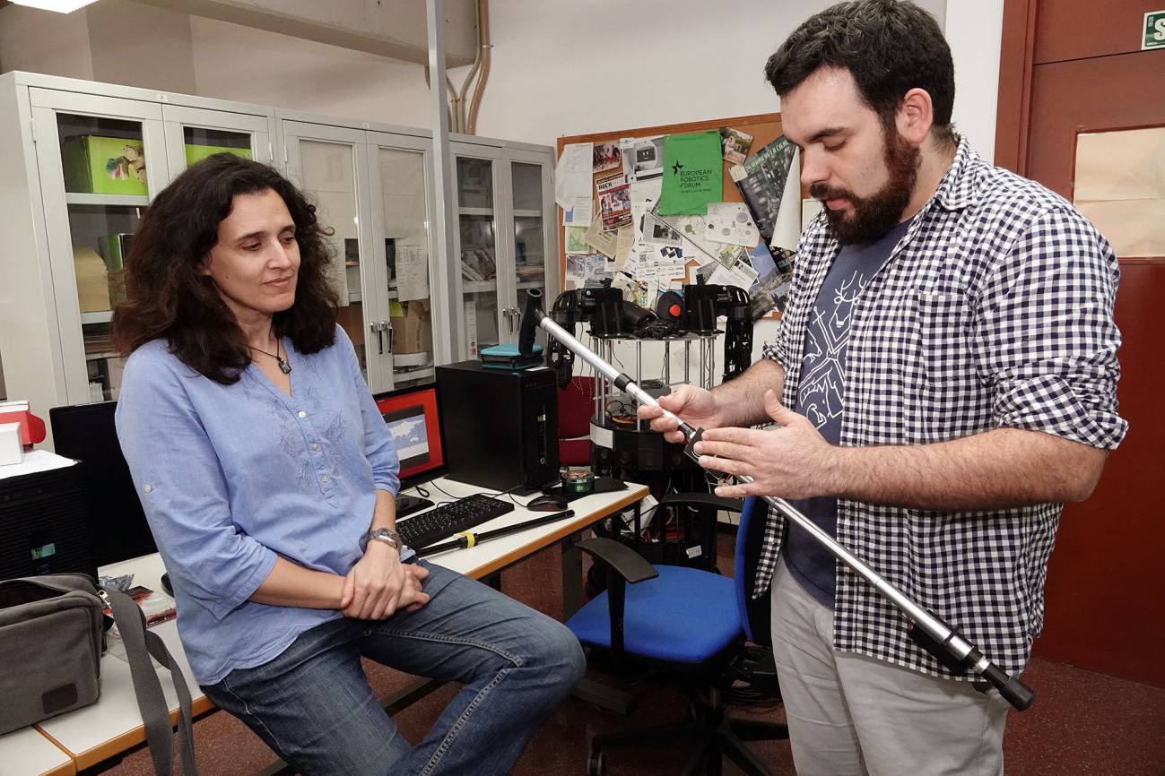 Investigadores del Grupo de Ingeniería de Sistemas Integrados de la Universidad de Málaga, diseñadores del bastón