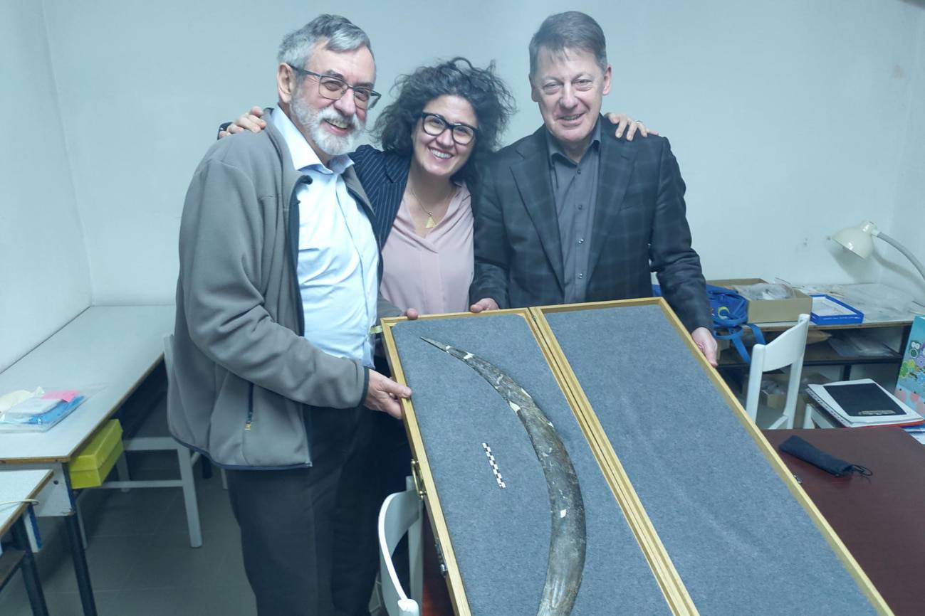 Los investigadores Sahra Talamo, Paweł Valde-Nowak y Adam Nadachowski, firmantes del estudio, con el bumerán / EFE-Plos One | Talamo et. al.