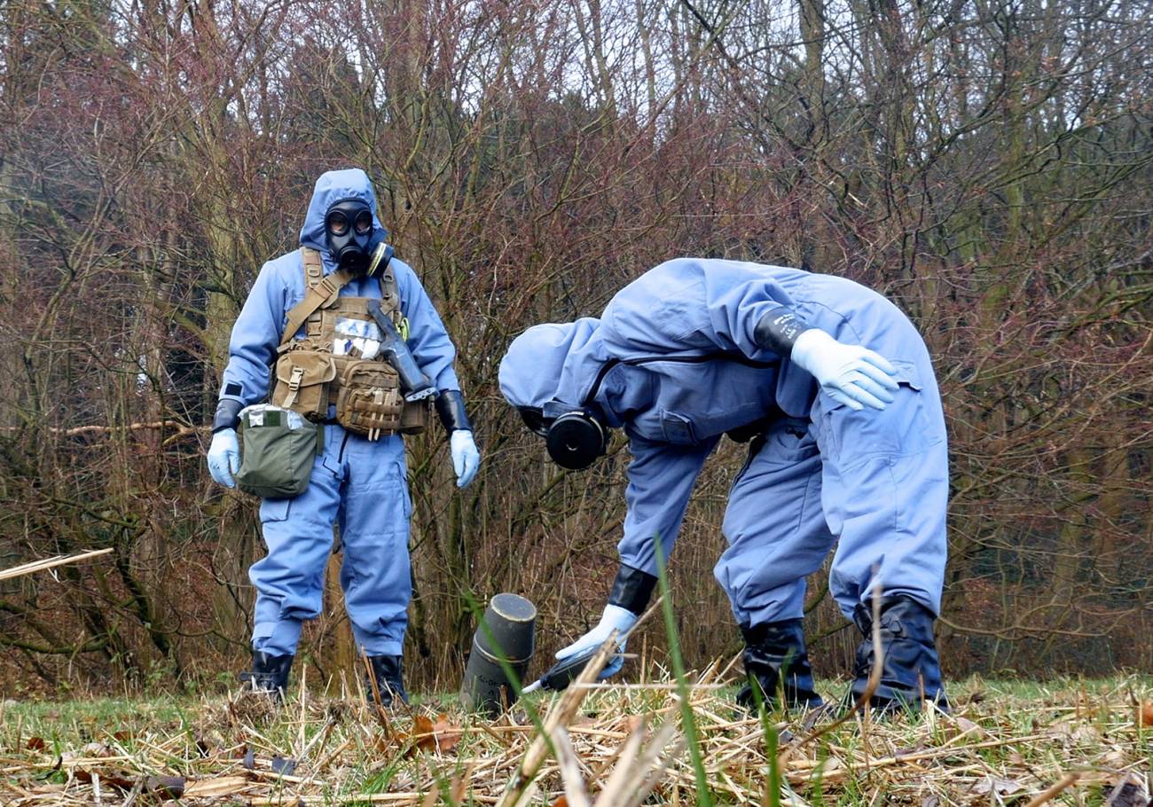 Técnicos de la Organización para la Prohibición de las Armas Químicas realizan un simulacro en los Países Bajos