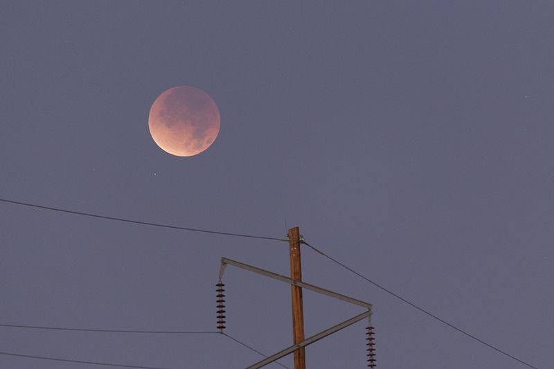 Un eclipse lunar parcial tornará ligeramente rojizo a nuestro satélite
