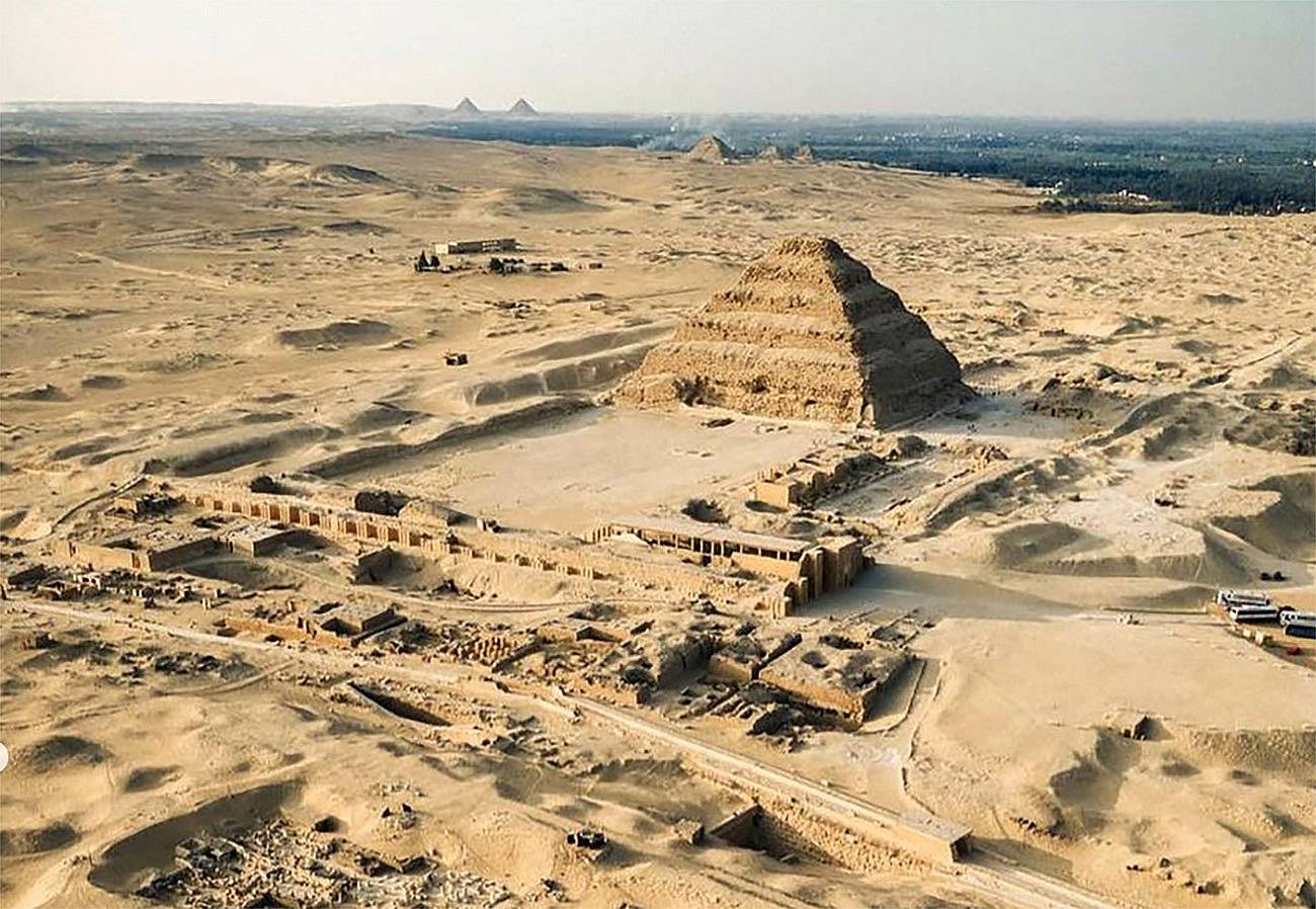 Pirámide escalonada de Zoser en la necrópolis de Saqqara (Egipto)