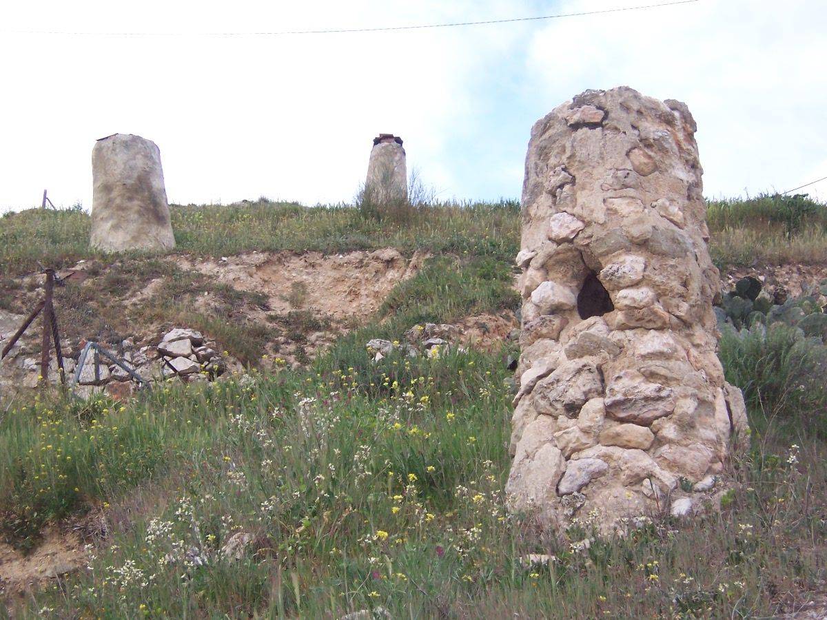 La ventilación es una de las estrategias de acondicionamiento bioclimático fundamentales de este tipo de arquitectura y se garantiza merced a las chimeneas que se abren en la bóveda de las estancias de las cuevas.