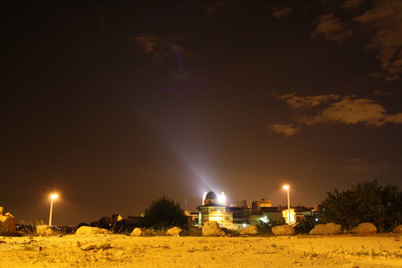 La iluminación de la iglesia de Riba-roja incide en el cielo del Parque Natural del Túria