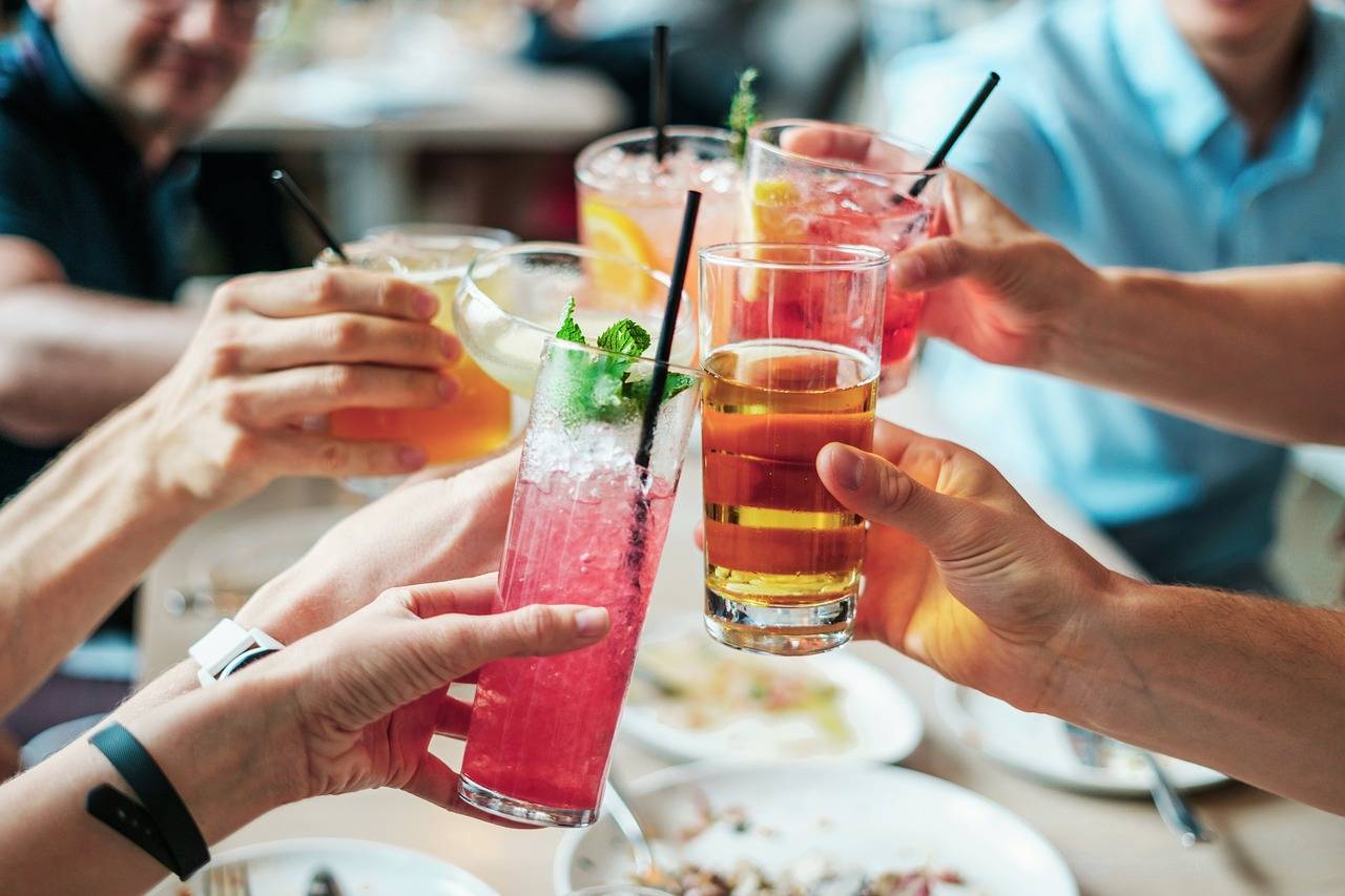 personas bebiendo refrescos y alcohol