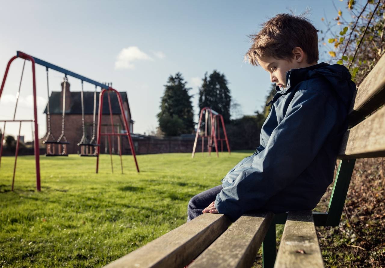 niño solo en un parque