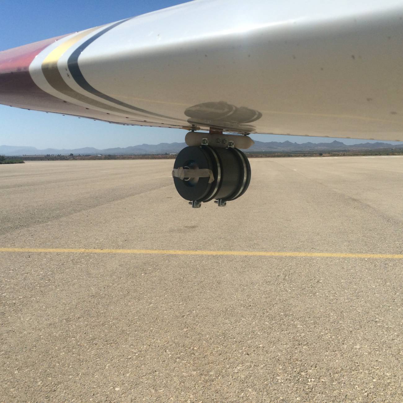Prototipo del captador de partículas del aire montado en una avioneta. 