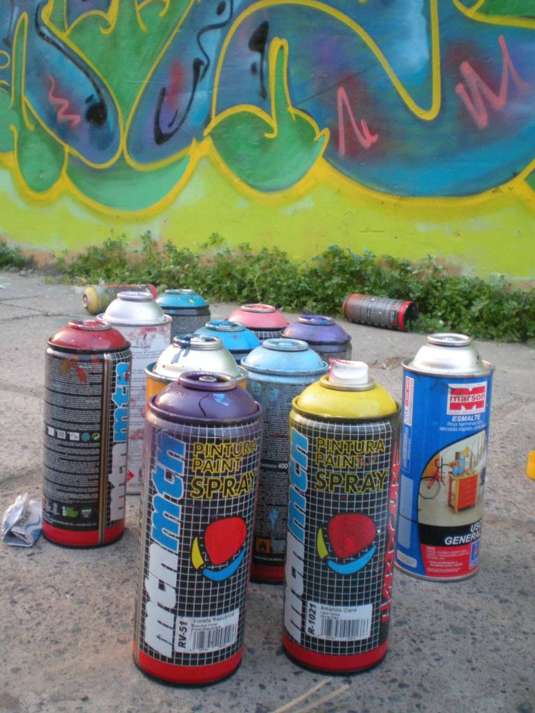 Botes de pintura. Imagen: Saifanu  