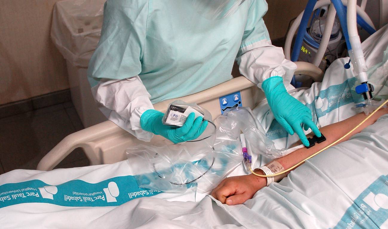 Un prototipo fotónico para ayudar a pacientes con COVID-19