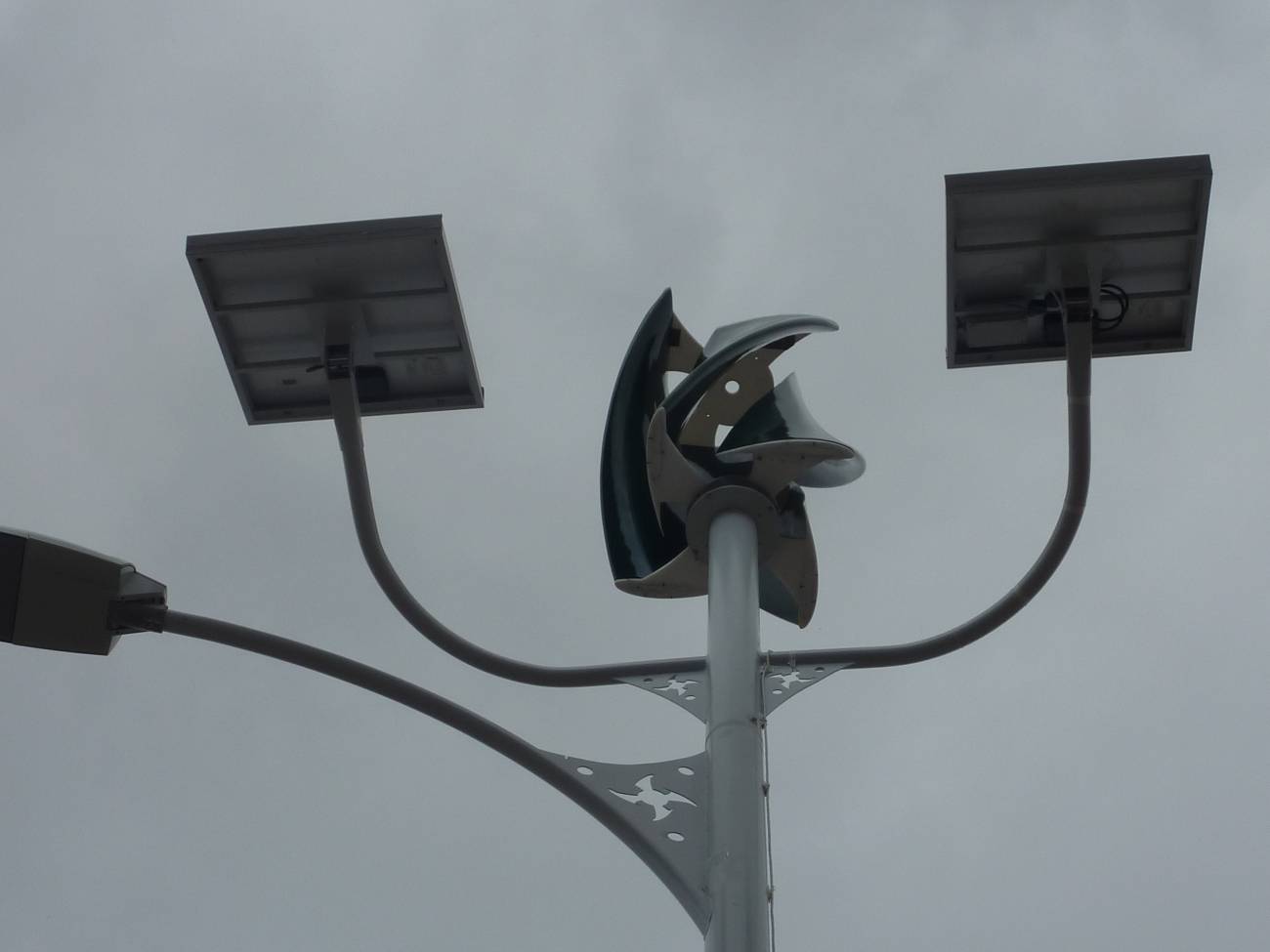 Prototipo de farolas que funcionan con energía solar y eólica. 