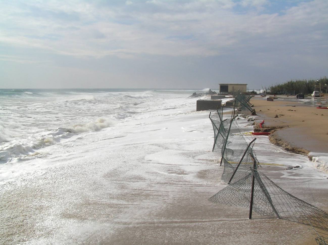 Extremo sur de la Playa de s’Abanell (Blanes, Girona) totalmente erosionada tras el impacto de un temporal en octubre 2007