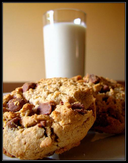 Un vaso de leche caliente con azúcar y galletas, la mejor receta para combatir el insomnio