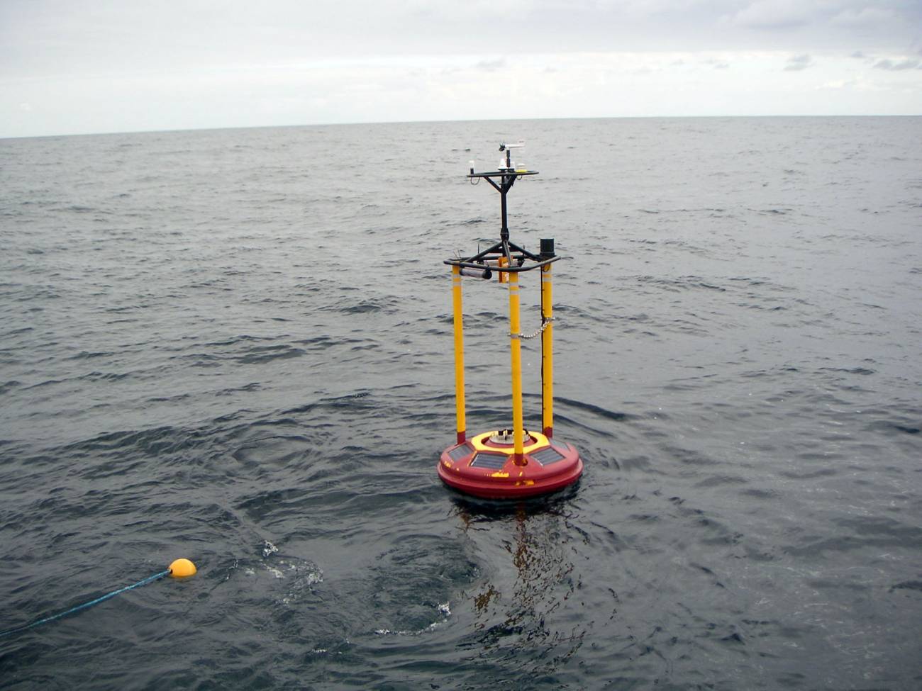 Una boya científica del Instituto de Oceanografía ofrece información de las aguas del Cantábrico a través de internet