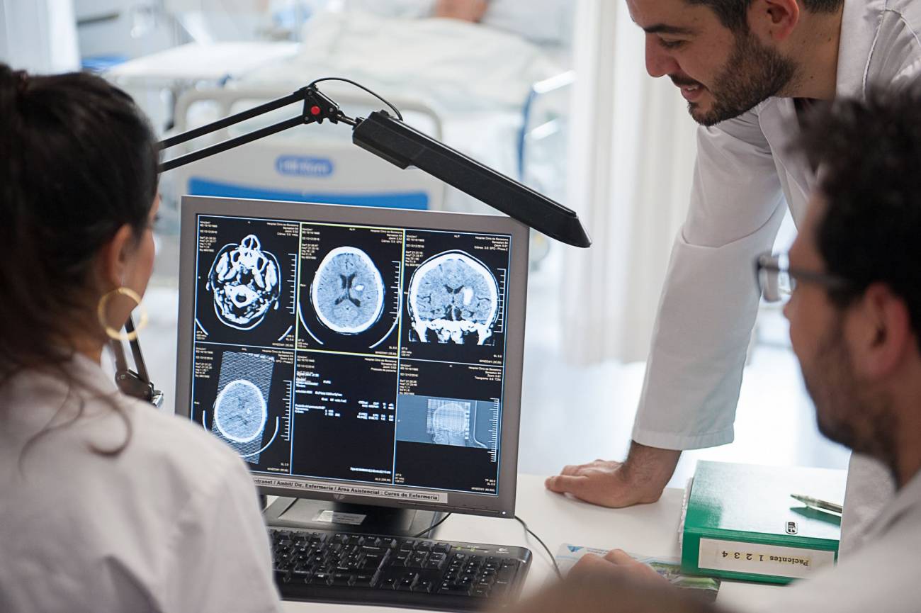 Médicos observando una pantalla
