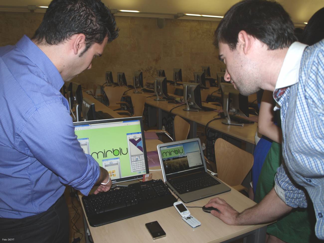 Una empresa de jóvenes emprendedores comercializa un sistema que sirve de guía en interiores