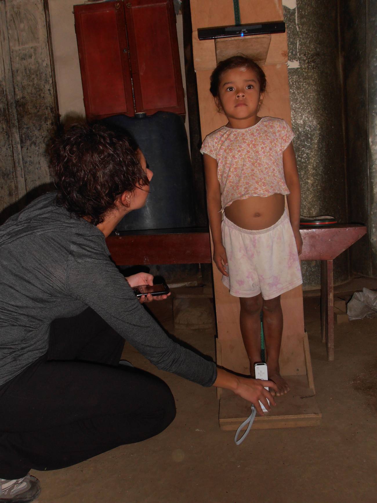 Miden a una niña con el sistema NutrInfo. Foto:  Sury Bravo.