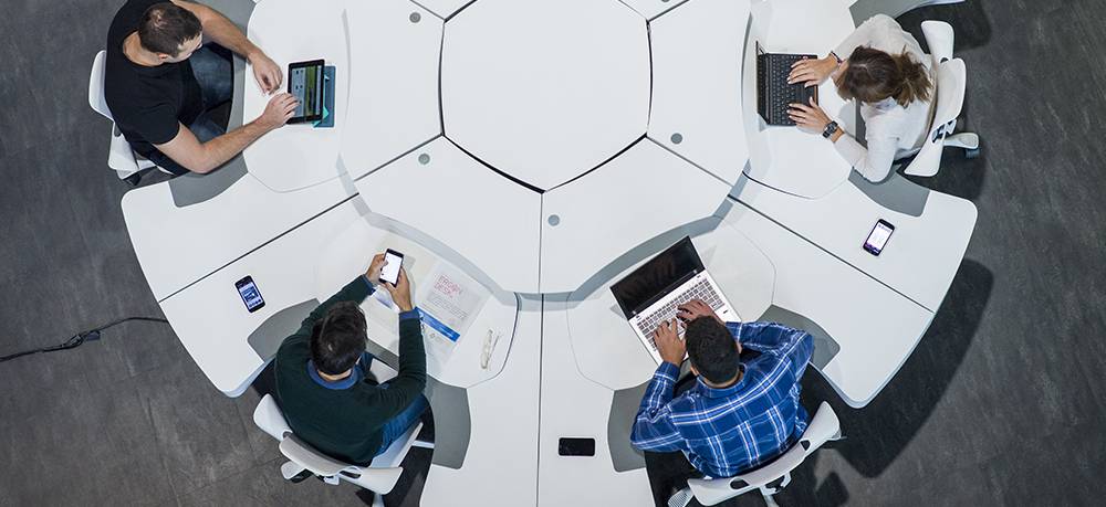 Una mesa con elementos móviles y sensores para mejorar el trabajo en equipo