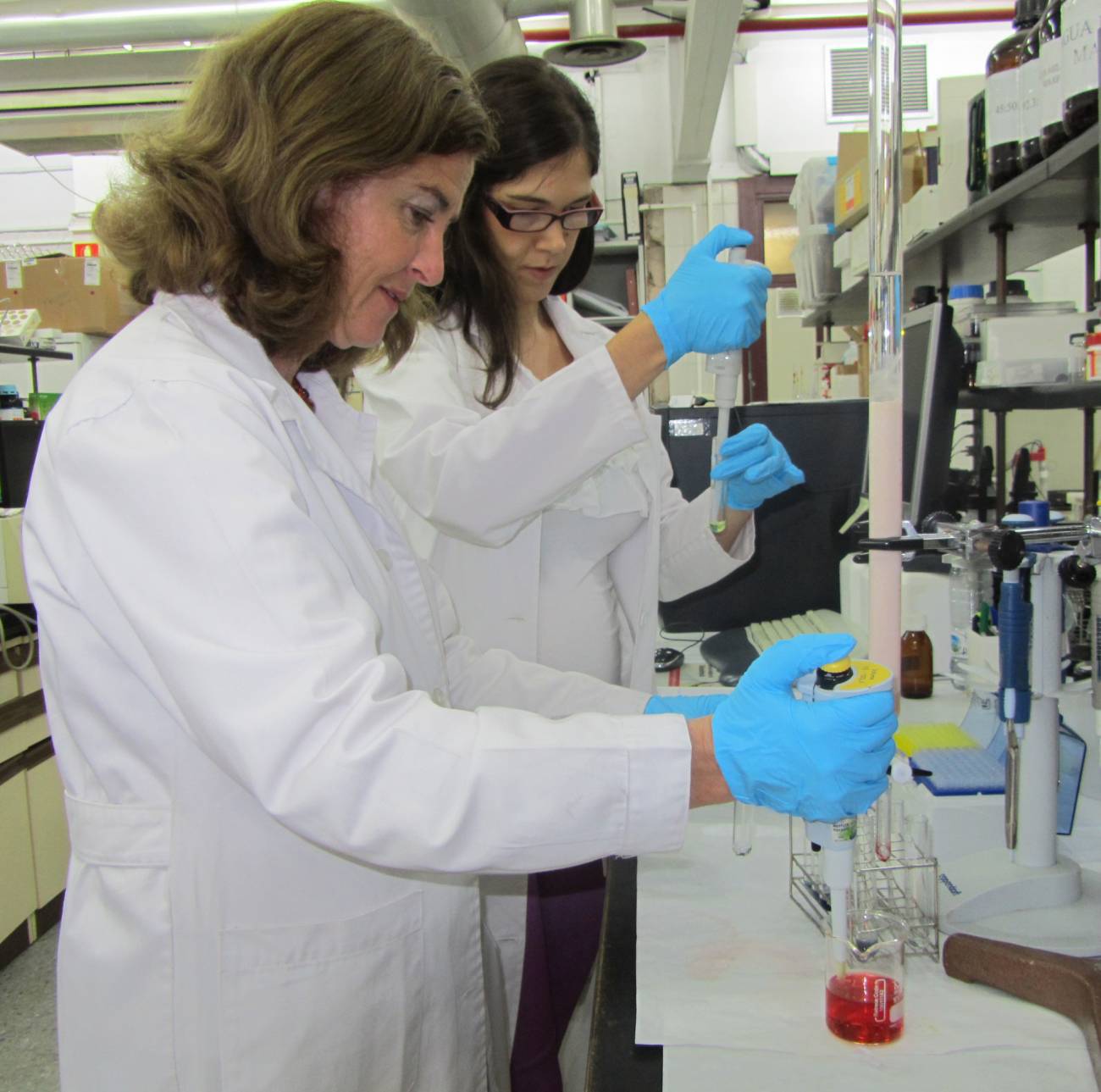 La investigadora de la Universidad de Sevilla Carmen García Parrilla (izquierda), en el laboratorio / Fundación Descubre