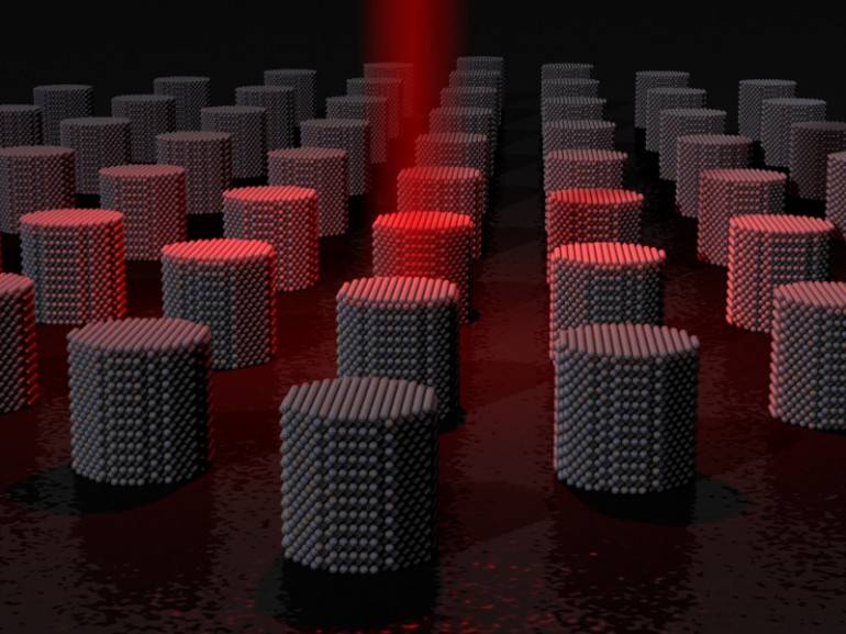 La nueva técnica, descrita en la revista Nature Communications, utiliza un golpe de calor para desestabilizar el equilibrio magnético del imán y cambiar su polaridad. Imagen: CSIC