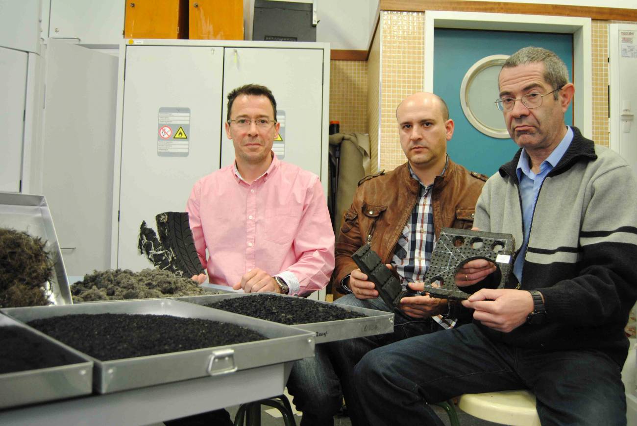 Los investigadores Antonio Nadal, José Enrique Crespo y Francisco Parres, en los laboratorios del ITM en el campus de Alcoy de la UPV