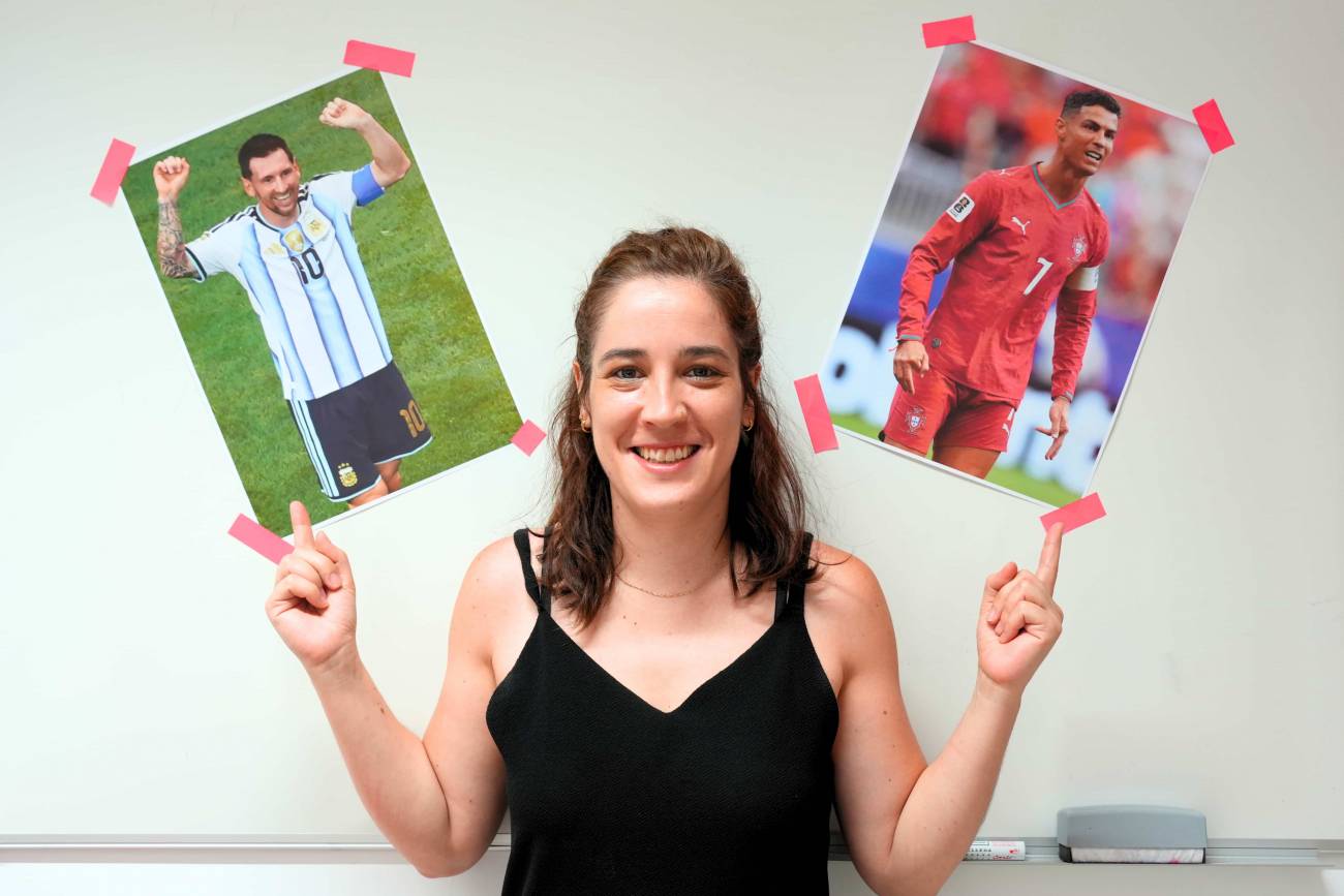 investigadora con las dos fotos de los futbolistas