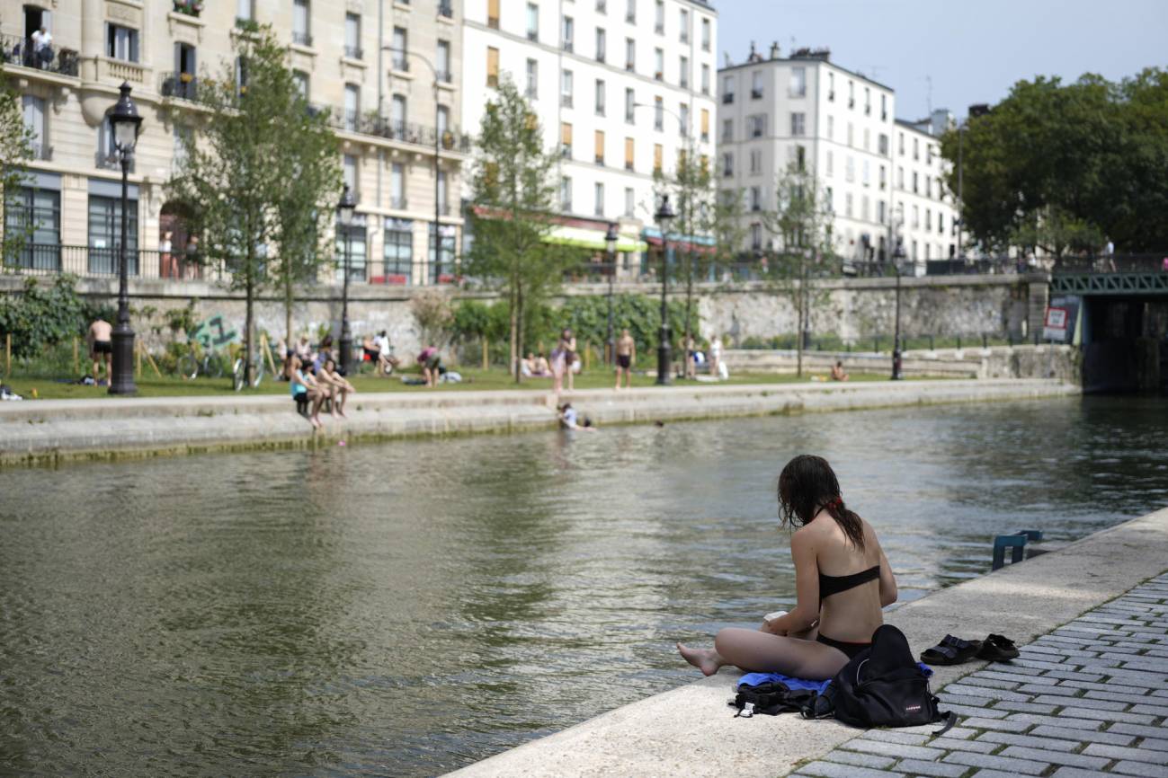 Varios parisinos se refrescan a orillas del Sena en París