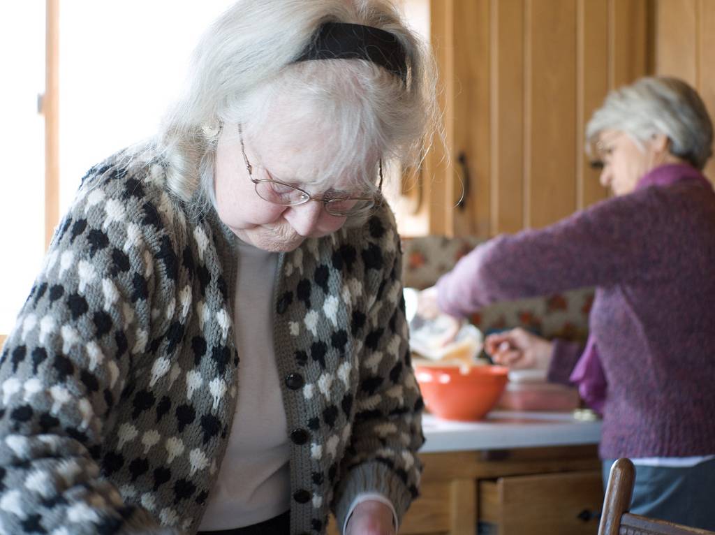 A los ancianos les cuesta seguir la dieta mediterránea. / Elstudio. 