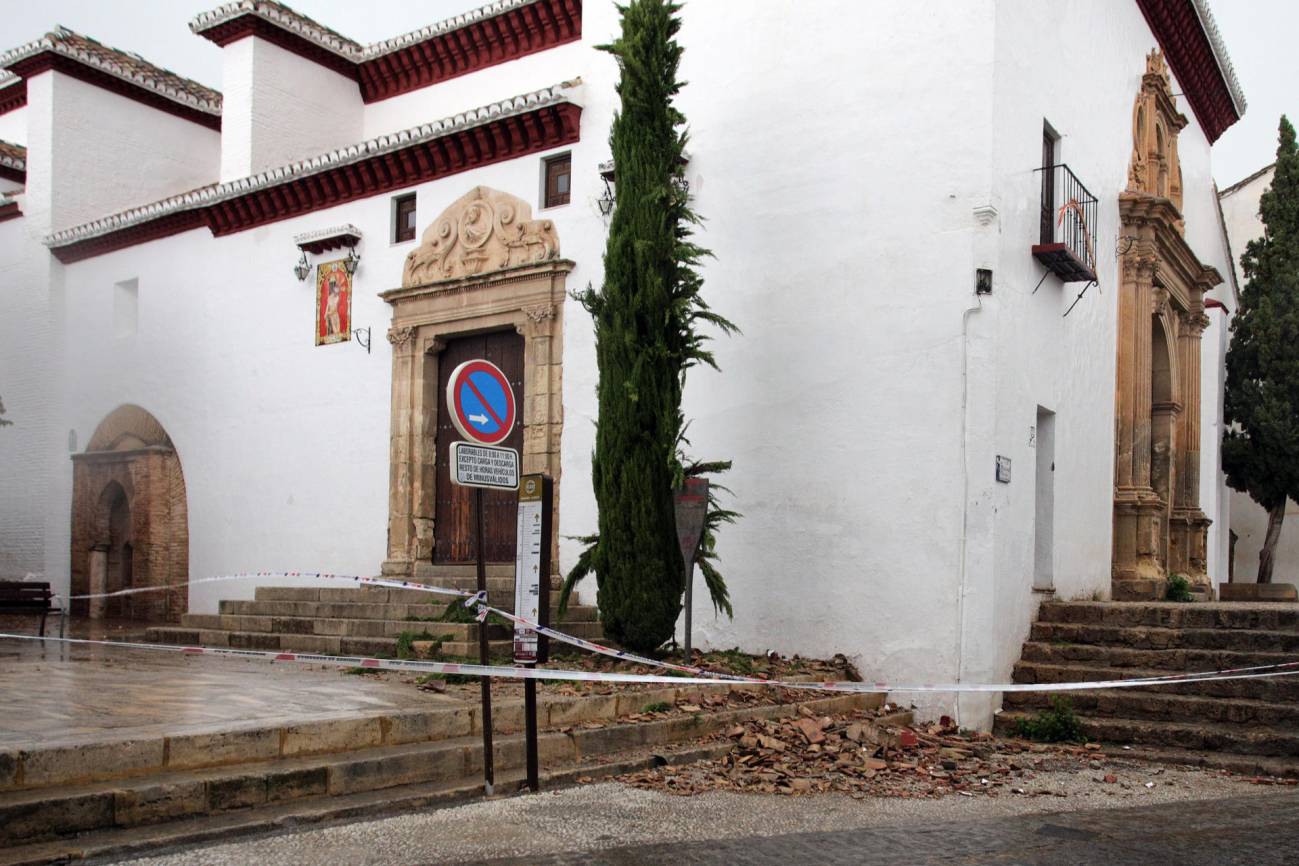 Destrozos en la tejado de la torre de la Iglesia de San Miguel el Bajo, en el Albaicín