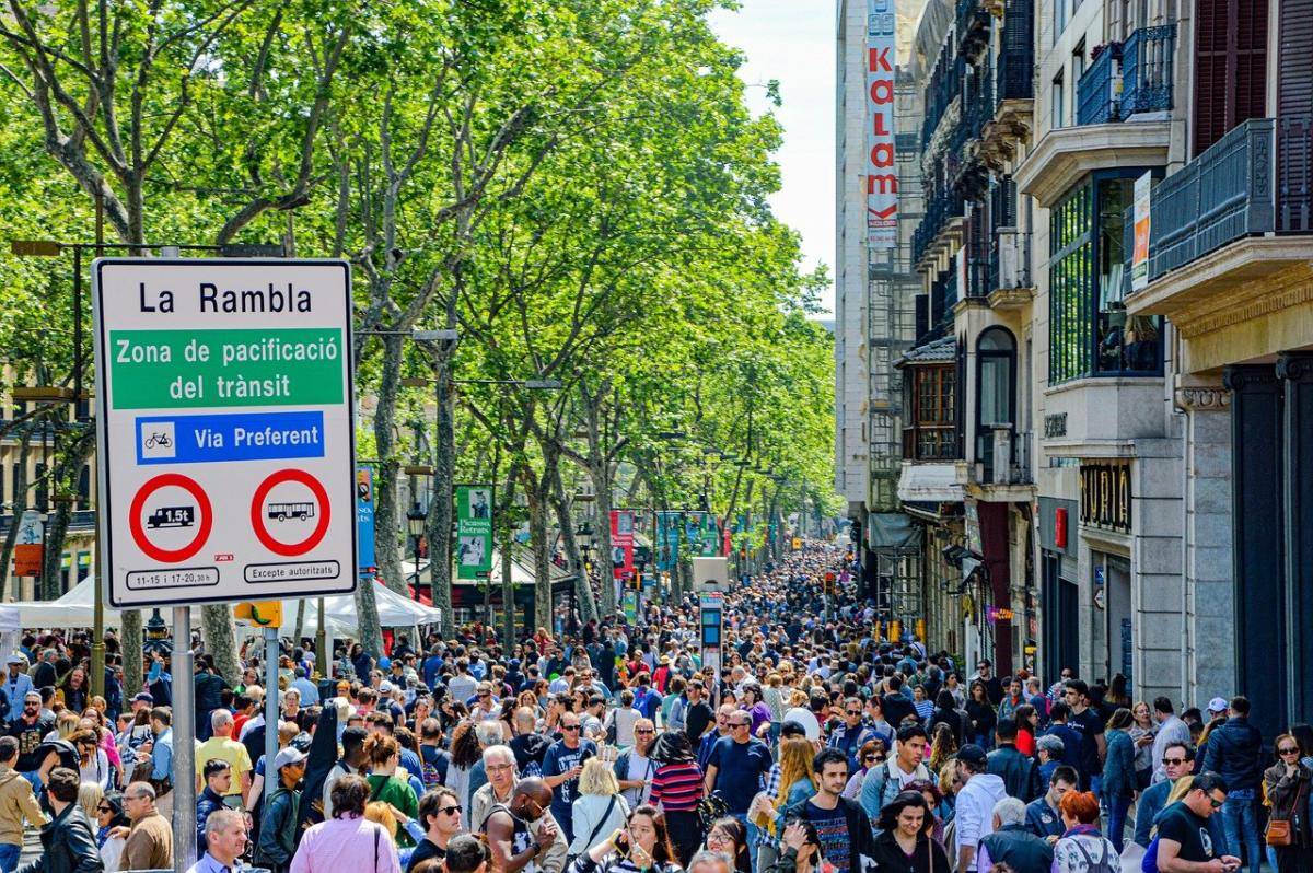 Paseantes en las Ramblas de Barcelona