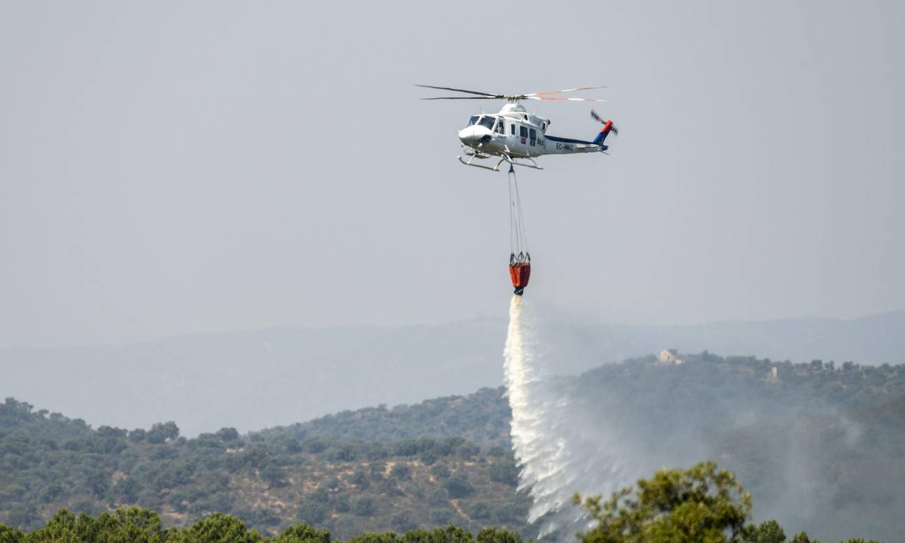 Un helicóptero trabaja en la extinción del incendio producido en el parque natural de Despeñaperros (Jaén)