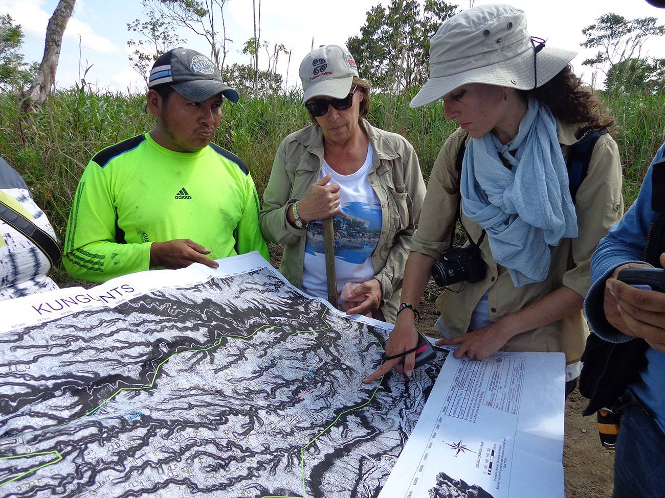 Equipo de trabajo en el valle de Upano