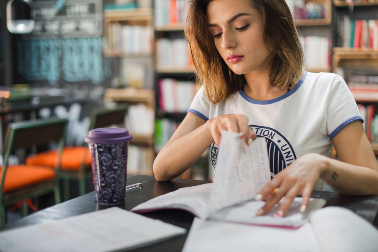 mujer leyendo revistas