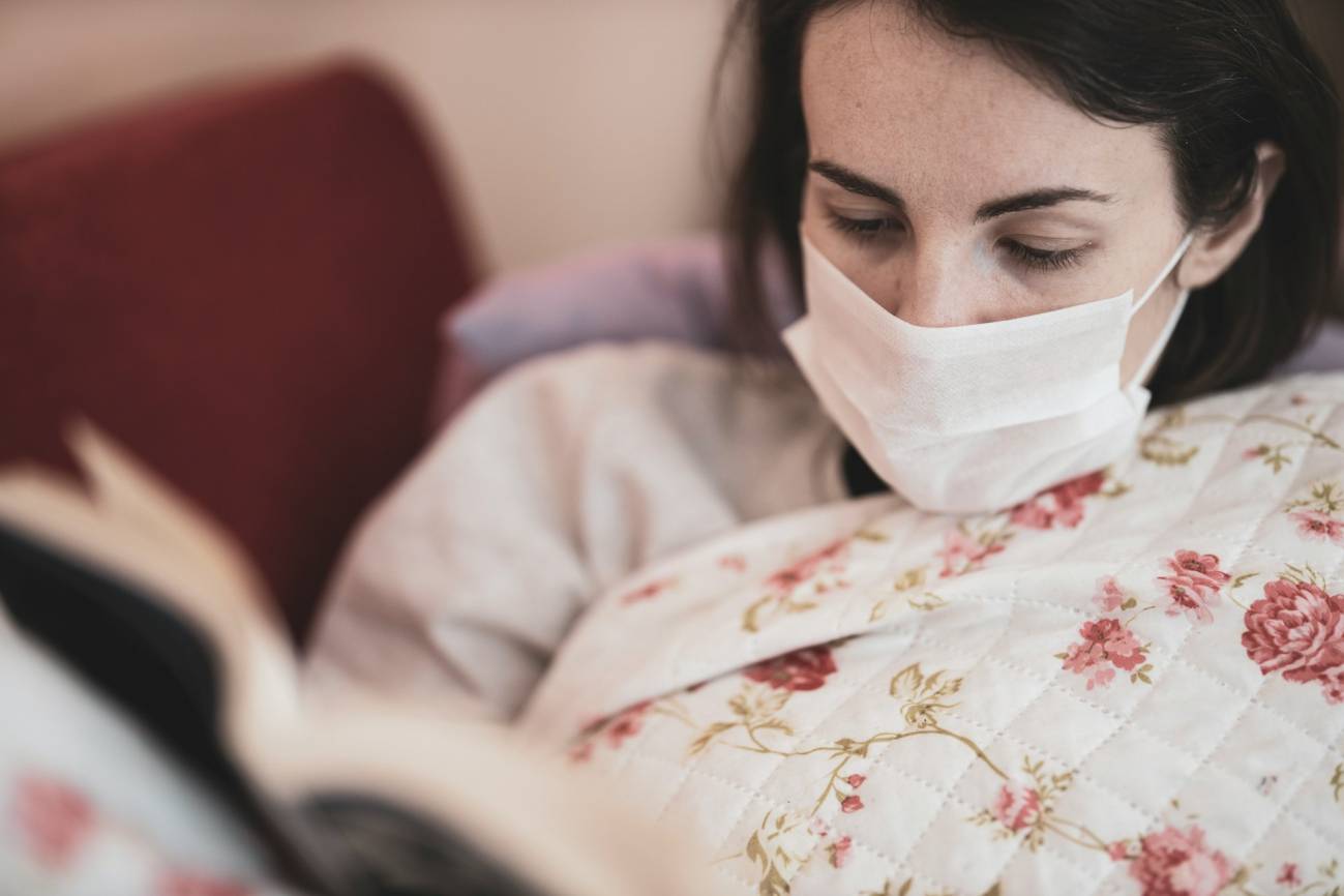 mujer con gripe