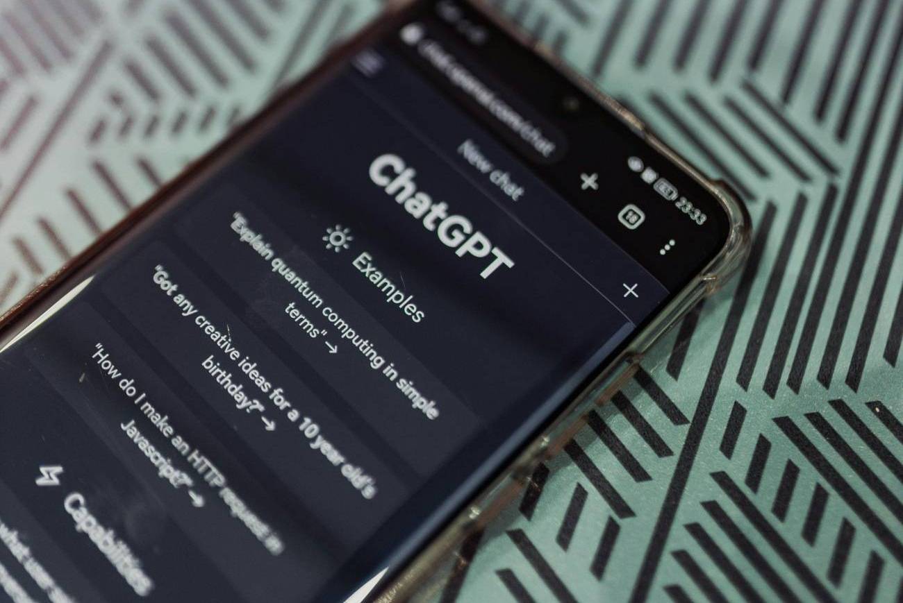 teléfono móvil con ChatGPT