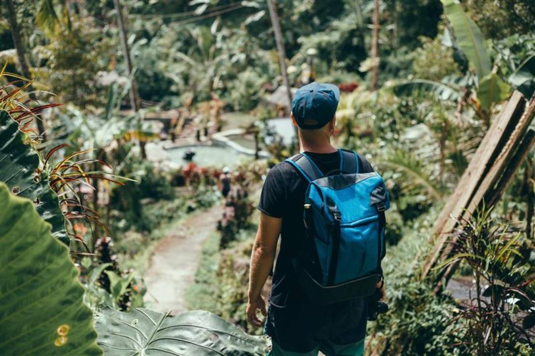 Hombre de senderismo en ambiente tropical