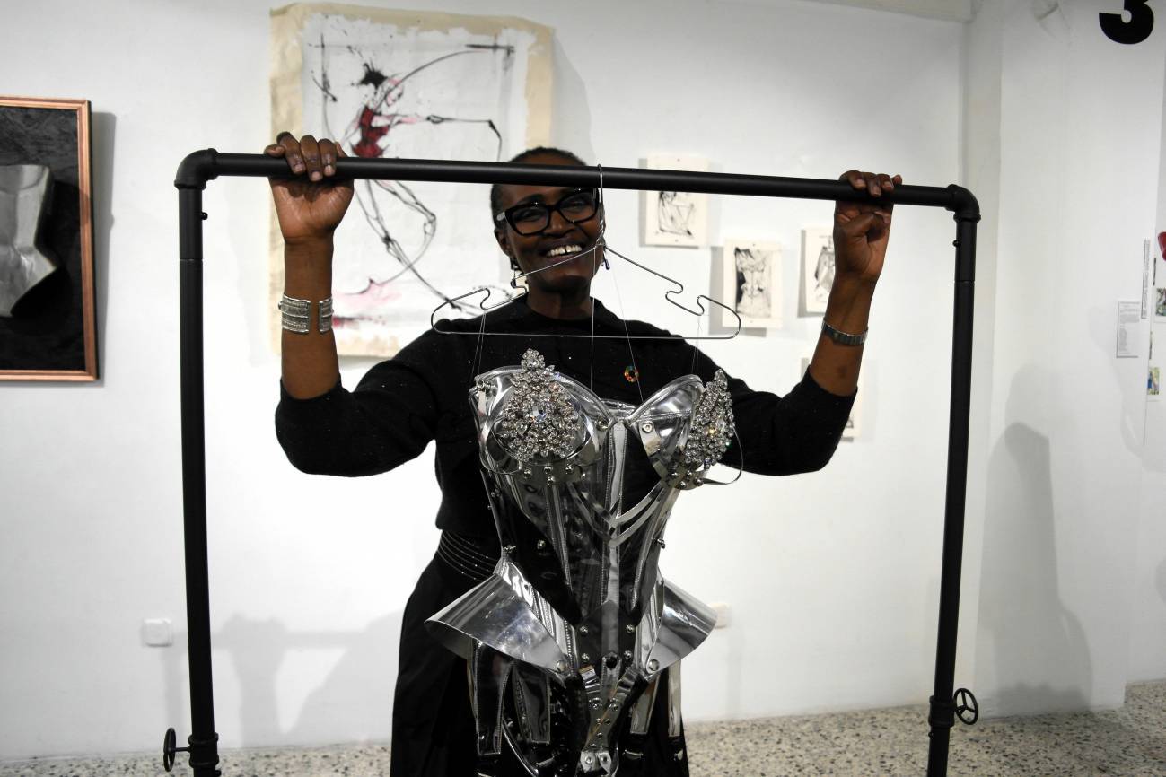 Winnie Byanyima, directora ejecutiva de ONUSIDA, tras un corset de Cristian Caicedo durante su visita a exposición La Vida en Positivo. / Aser G. Rada