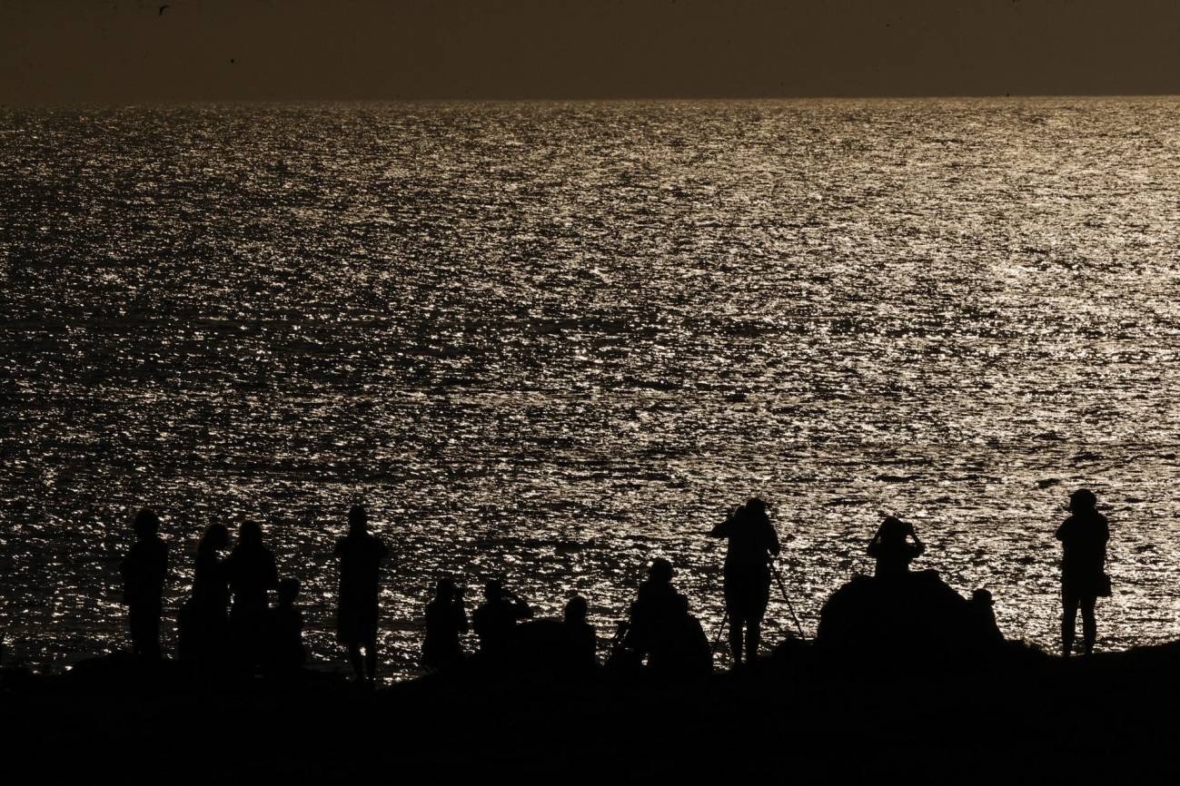 gente mirando el eclipse en España