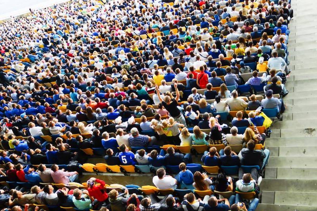 Un tipo de supercontagio sucede cuando muchos individuos se concentran temporalmente, como en misas, eventos deportivos y fiestas populares. / Adobe Stock 