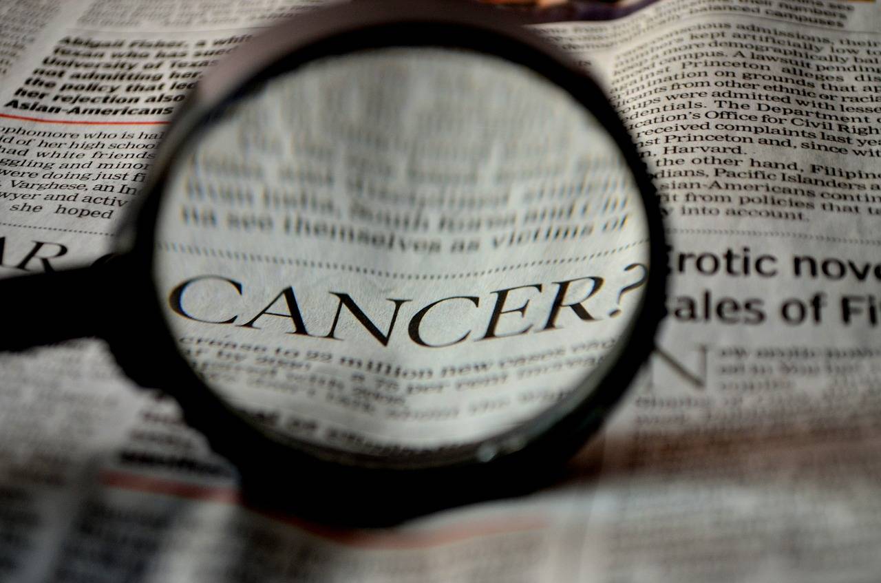 periódico con la palabra cáncer