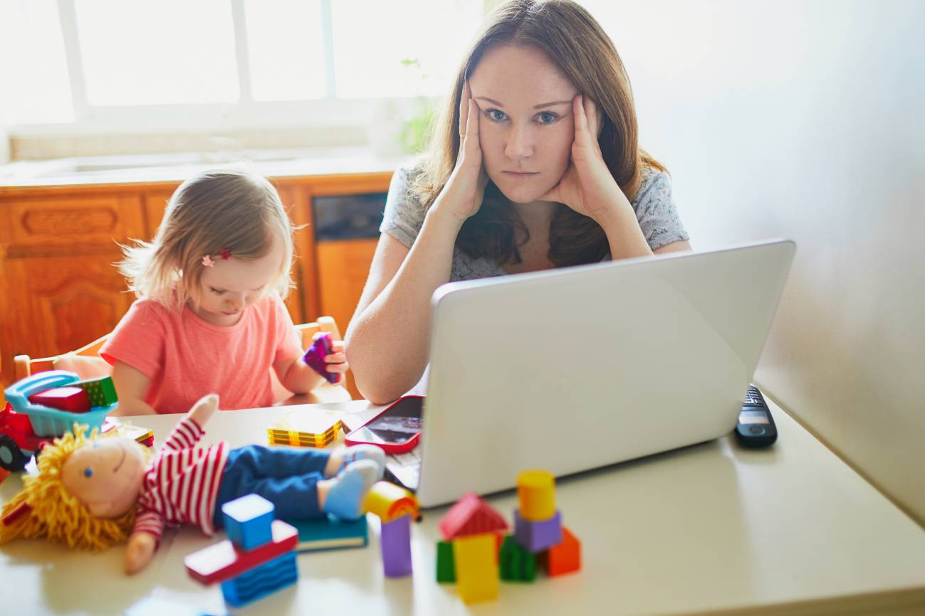 “Estoy fallando como investigadora y madre”: la COVID-19 amplía la brecha de género en ciencia