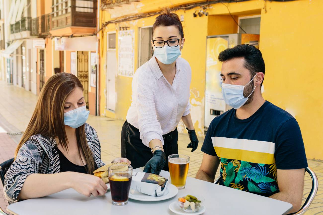 Fiestas en casas y terrazas abarrotadas: cómo relacionarse sin riesgo de contagio