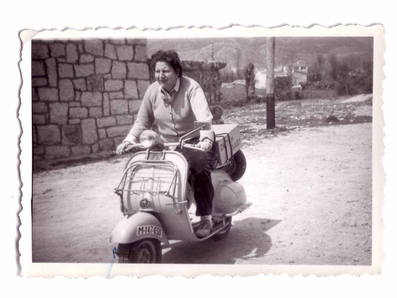 Gloria Fuertes en Chozas de la Sierra en la vespa que utilizaba en su biblioteca infantil ambulante, 1958. /Archivo Gloria Fuertes