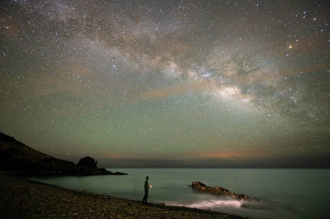 Haz turismo mirando estrellas  