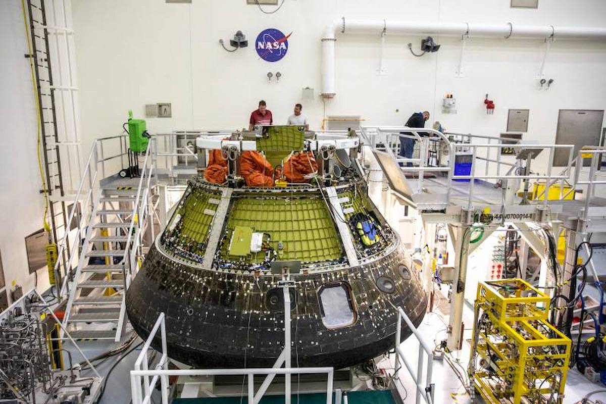 La cápsula Artemis I Orion asegurada en una plataforma dentro de la Instalación de Procesamiento de Cargas Múltiples (MPPF) en el Centro Espacial Kennedy en Florida. Imagen del 6 de enero de 2023. / NASA