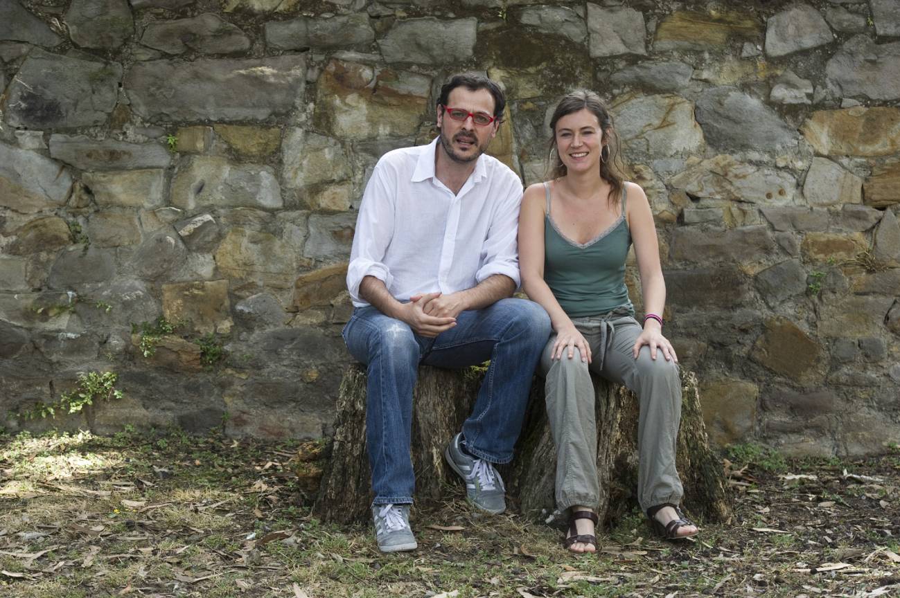 Leire Urkidi con David Hoyos, compañero de Ekopol, en el campus de Sarriko de la UPV/EHU. Ambos trabajan en el proyecto BioRes.