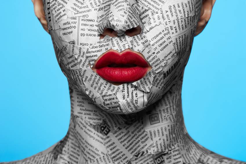 Mujeres ocultas bajo un techo de papel