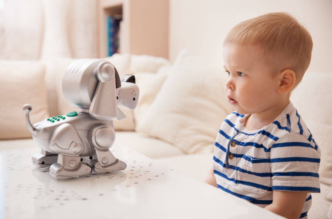 Niños y juguetes conectados por la red