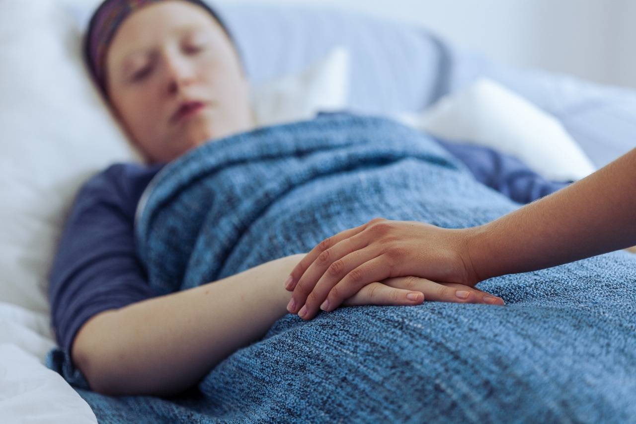 mujer enferma de cáncer en el hospital